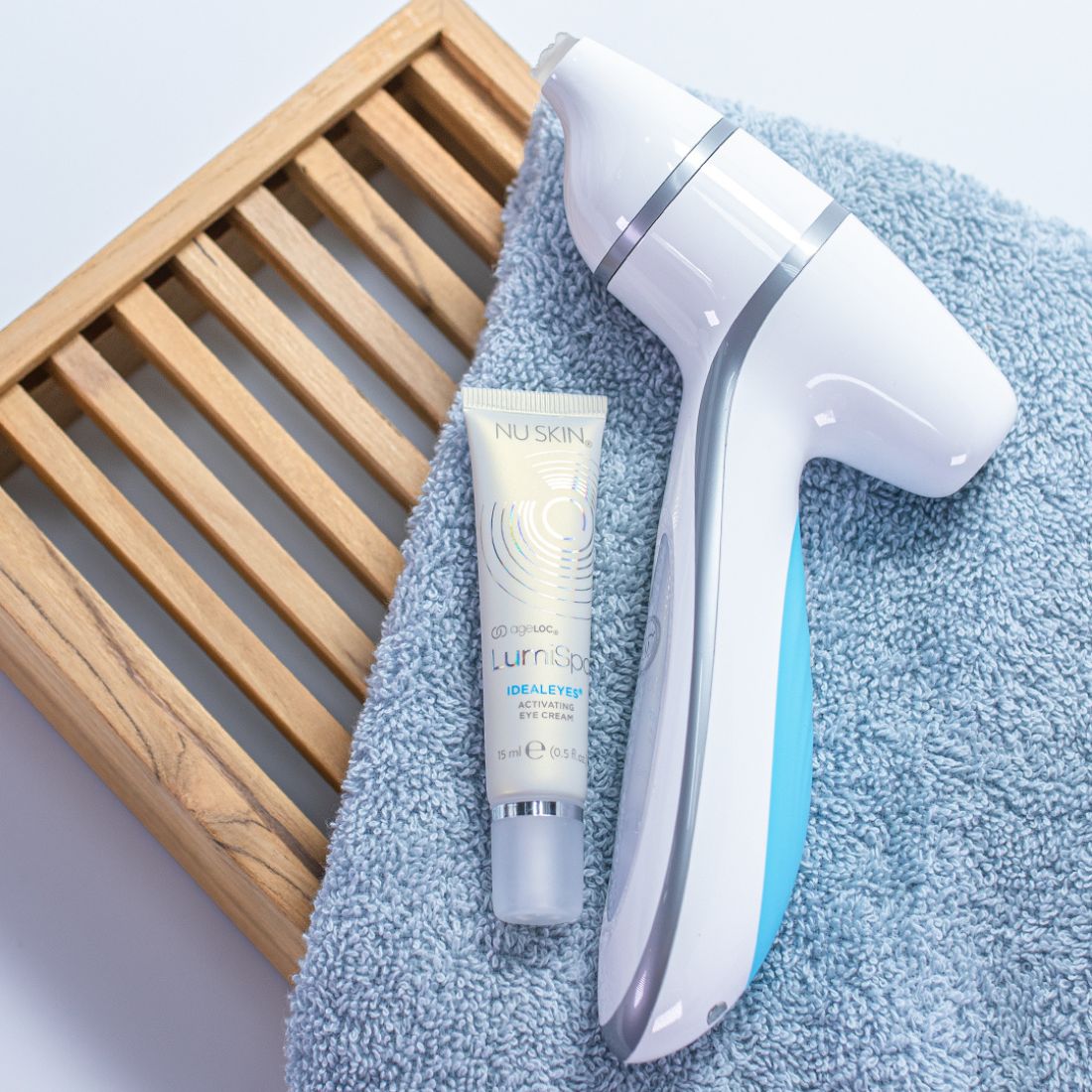 ageLOC LumiSpa Accent pairs up with IdealEyes to gently exfoliate, stimulate and invigorate delicate skin around your eyes. Massage away unwanted signs of stress and tiredness to freshen up with captivating eyes full of life! 